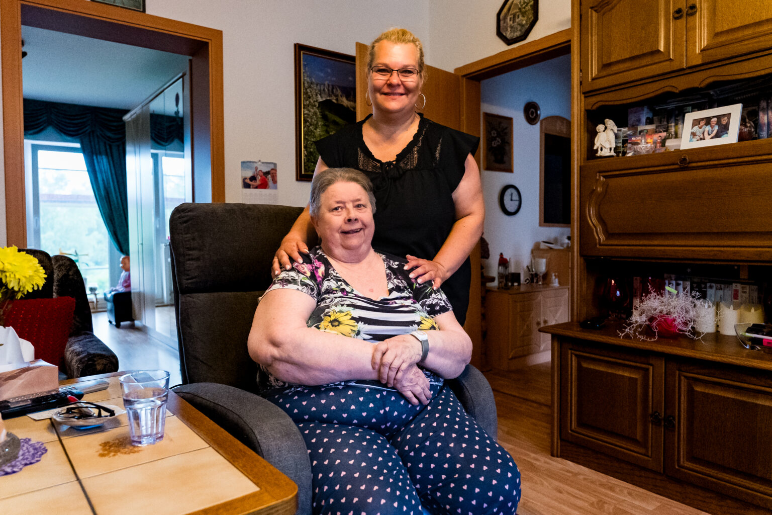 Mitarbeiterin von Janine's Pflegeteam bei einer Klientin zu Hause