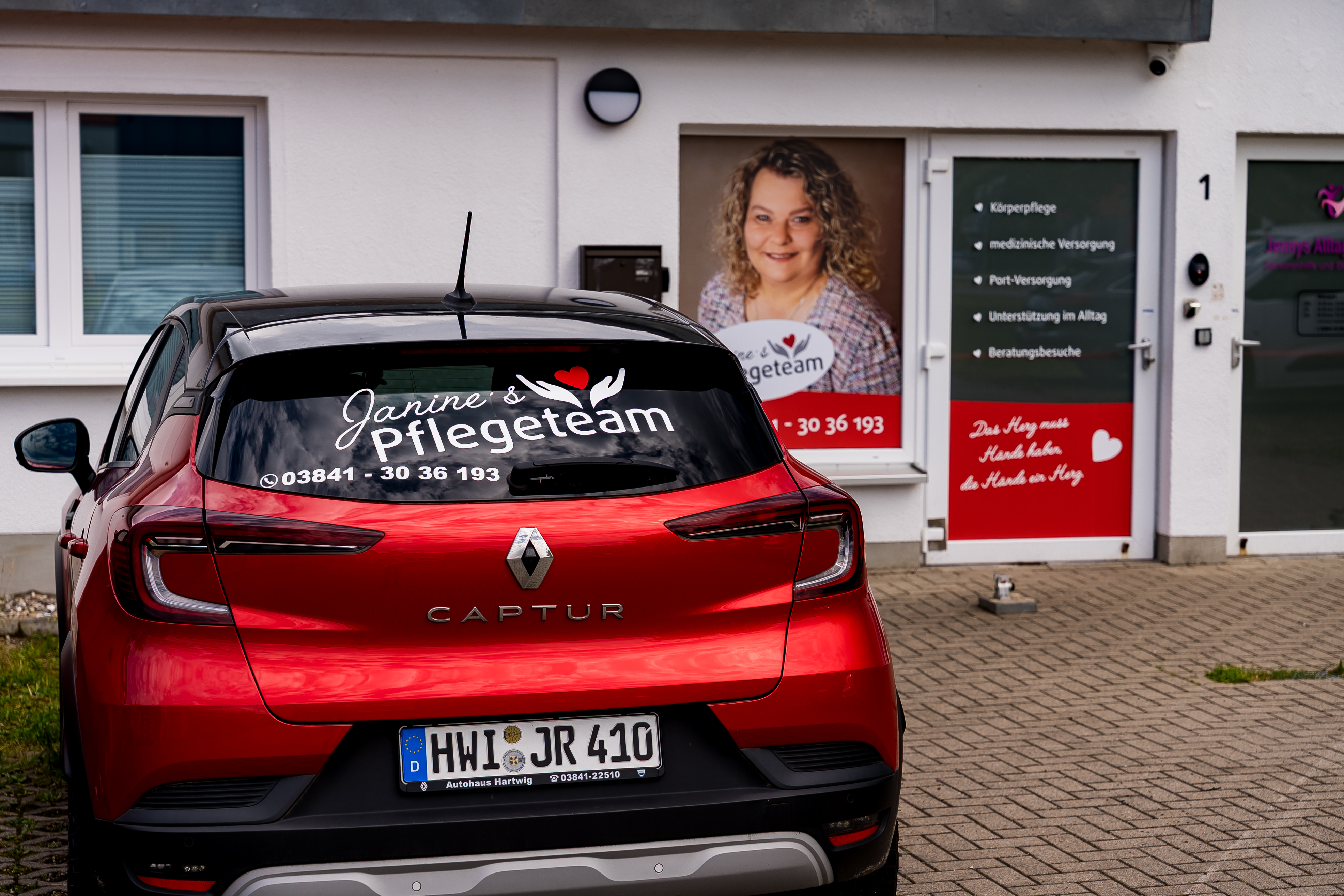 Firmenfahrzeug von Janine's Pflegeteam vor dem Standort in Wismar